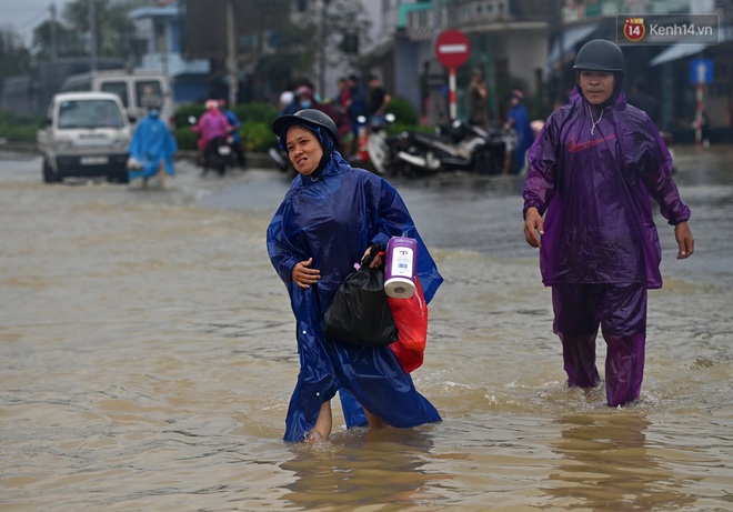 Quốc lộ 1A đi qua bến xe ph&iacute;a Bắc Huế ngập nặng khiến giao th&ocirc;ng v&agrave; sinh hoạt của người d&acirc;n gặp v&ocirc; v&agrave;n kh&oacute; khăn - Ảnh 7.
