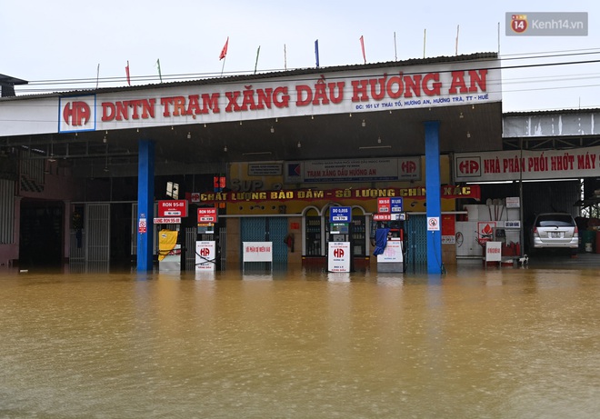 Quốc lộ 1A đi qua bến xe ph&iacute;a Bắc Huế ngập nặng khiến giao th&ocirc;ng v&agrave; sinh hoạt của người d&acirc;n gặp v&ocirc; v&agrave;n kh&oacute; khăn - Ảnh 5.