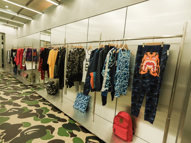 N&oacute;ng hổi những &ldquo;đ&aacute;m m&acirc;y rằn ri&rdquo; BAPE trở th&agrave;nh g&oacute;c check-in chất lừ cho giới trẻ - Ảnh 2.