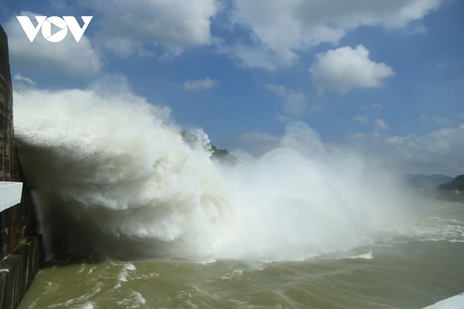 Bão số 7 đe dọa mức độ an toàn hồ thủy điện Hòa Bình và Sơn La - Ảnh 2.