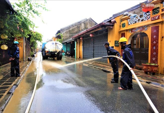 Người Hội An vất vả dọn dẹp nhà cửa, đường phố sau trận lũ lớn - Ảnh 4.