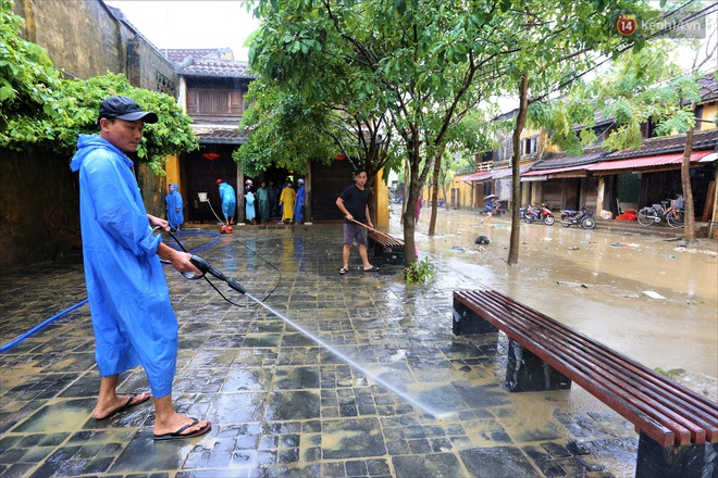 Người Hội An vất vả dọn dẹp nhà cửa, đường phố sau trận lũ lớn - Ảnh 7.