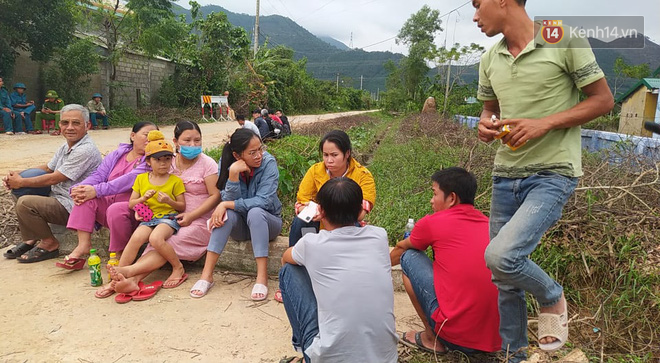 Người thân khóc nghẹn, ngóng chờ tin chồng con trước lối vào Rào Trăng 3 - Ảnh 3. Người thân khóc nghẹn, ngóng chờ tin chồng con trước lối vào Rào Trăng 3 - Ảnh 3.