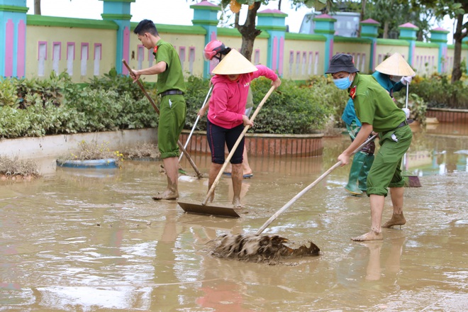 Gi&aacute;o vi&ecirc;n, phụ huynh Quảng B&igrave;nh hối hả dọn dẹp trường lớp sau lũ - Ảnh 2.