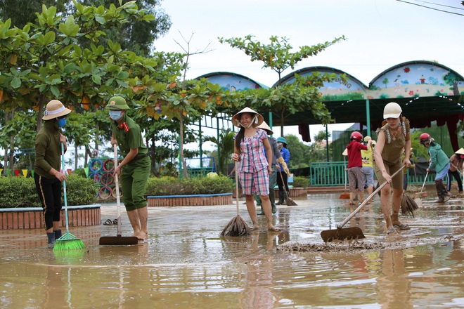Gi&aacute;o vi&ecirc;n, phụ huynh Quảng B&igrave;nh hối hả dọn dẹp trường lớp sau lũ - Ảnh 3.
