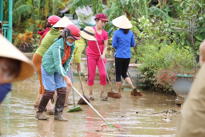 Giáo viên, phụ huynh Quảng Bình hối hả dọn dẹp trường lớp sau lũ - Ảnh 4.