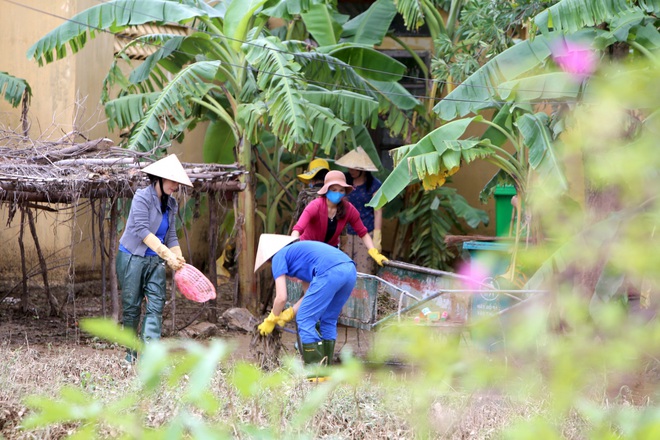 Gi&aacute;o vi&ecirc;n, phụ huynh Quảng B&igrave;nh hối hả dọn dẹp trường lớp sau lũ - Ảnh 5.
