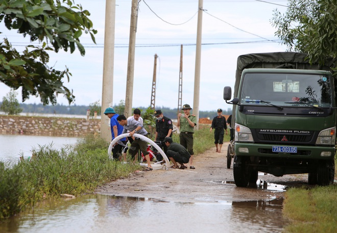 Gi&aacute;o vi&ecirc;n, phụ huynh Quảng B&igrave;nh hối hả dọn dẹp trường lớp sau lũ - Ảnh 6.