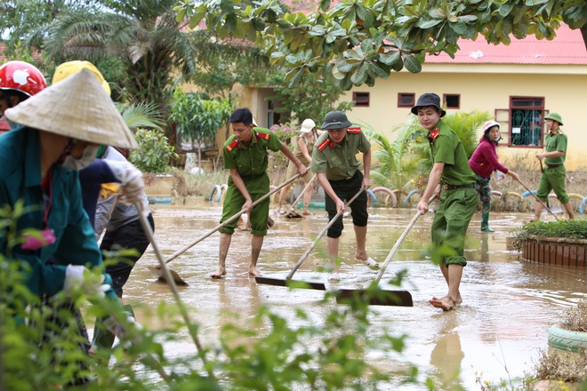 Giáo viên, phụ huynh Quảng Bình hối hả dọn dẹp trường lớp sau lũ - Ảnh 7.