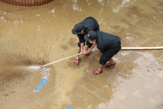 Gi&aacute;o vi&ecirc;n, phụ huynh Quảng B&igrave;nh hối hả dọn dẹp trường lớp sau lũ - Ảnh 8.