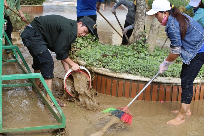 Giáo viên, phụ huynh Quảng Bình hối hả dọn dẹp trường lớp sau lũ - Ảnh 9.