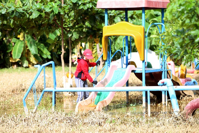 Gi&aacute;o vi&ecirc;n, phụ huynh Quảng B&igrave;nh hối hả dọn dẹp trường lớp sau lũ - Ảnh 10.