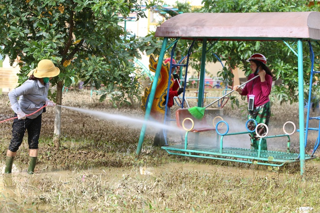 Gi&aacute;o vi&ecirc;n, phụ huynh Quảng B&igrave;nh hối hả dọn dẹp trường lớp sau lũ - Ảnh 11.