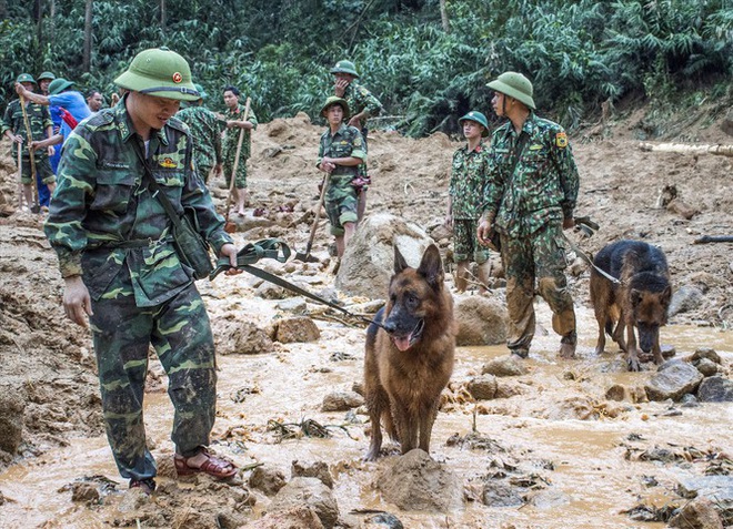 Khẩn cấp cứu nạn ở thủy điện Rào Trăng 3: Những chiếc mũ lẫn trong bùn lầy - Ảnh 2.