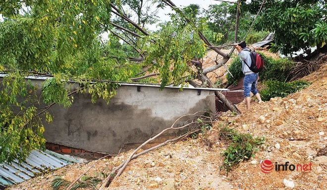 Quảng Nam: Xót xa những ngôi nhà tan hoang, đổ nát do sạt lở - Ảnh 3.