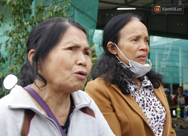 Người thân khóc nghẹn, ngóng chờ tin chồng con trước lối vào Rào Trăng 3 - Ảnh 4. Người thân khóc nghẹn, ngóng chờ tin chồng con trước lối vào Rào Trăng 3 - Ảnh 4.