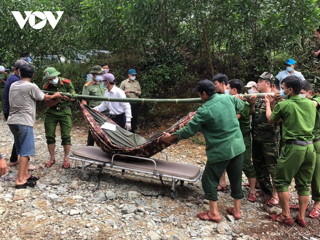 Thủ tướng chia buồn sâu sắc với gia đình các nạn nhân vụ sạt lở đất ở Thừa Thiên - Huế - Ảnh 1.