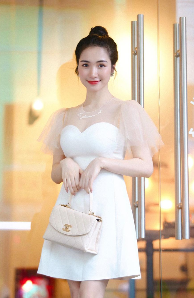 3 năm hẹn hò với thiếu gia, Hòa Minzy thay đổi từng chân tơ kẽ tóc: Sắm đồ hiệu không ngơi tay, mỗi bộ lại có túi hiệu xuyệt tông đi kèm - Ảnh 20.