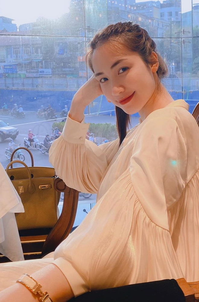 3 năm hẹn h&ograve; với thiếu gia, H&ograve;a Minzy thay đổi từng ch&acirc;n tơ kẽ t&oacute;c: Sắm đồ hiệu kh&ocirc;ng ngơi tay, mỗi bộ lại c&oacute; t&uacute;i hiệu xuyệt t&ocirc;ng đi k&egrave;m - Ảnh 4.