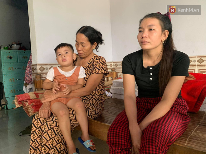 Người thân khóc nghẹn, ngóng chờ tin chồng con trước lối vào Rào Trăng 3 - Ảnh 1. Người thân khóc nghẹn, ngóng chờ tin chồng con trước lối vào Rào Trăng 3 - Ảnh 1.