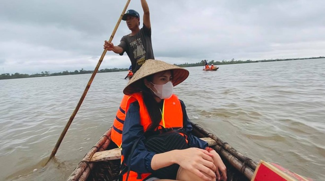 Thuỷ Tiên viết tâm thư giữa tâm lũ miền Trung: Đã kêu gọi được 30 tỷ, kể lại biến cố thuyền suýt lật nguy hiểm tính mạng - Ảnh 2.