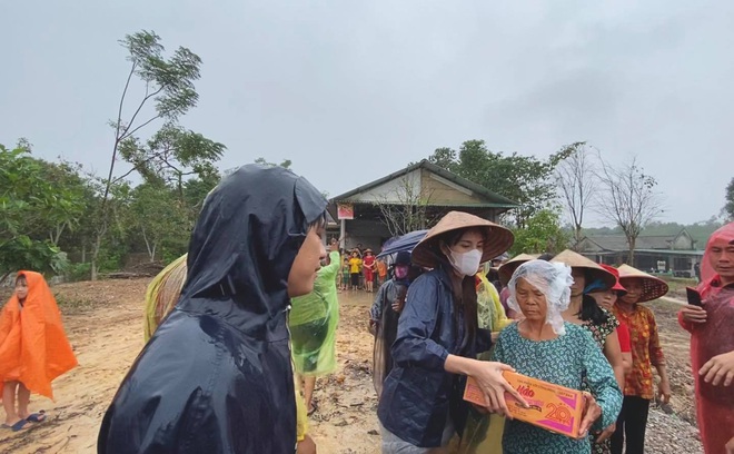 Thuỷ Tiên viết tâm thư giữa tâm lũ miền Trung: Đã kêu gọi được 30 tỷ, kể lại biến cố thuyền suýt lật nguy hiểm tính mạng - Ảnh 5.