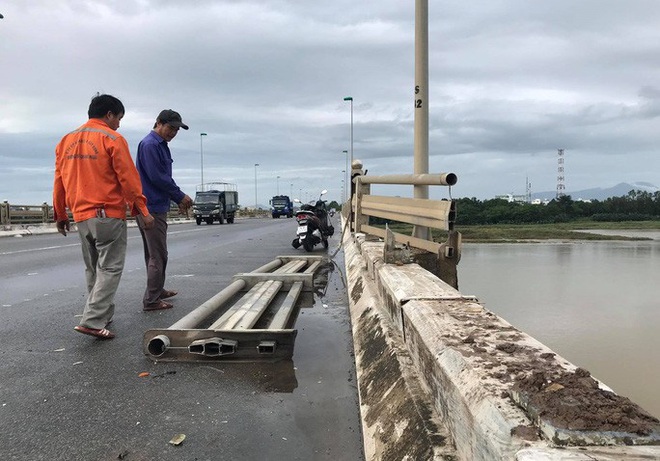 Tai nạn giao thông liên hoàn trên cầu khiến xe khách suýt rơi xuống sông - Ảnh 2.