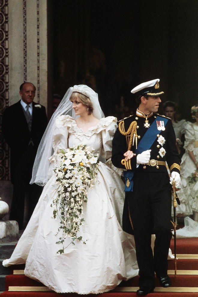 Váy cưới Công nương Diana bất ngờ gây sốt trở lại: 3,5 tỷ VNĐ, tốn vải nhất lịch sử Hoàng gia và nhiều bật mí bất ngờ - Ảnh 2.