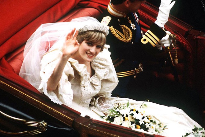 Váy cưới Công nương Diana bất ngờ gây sốt trở lại: 3,5 tỷ VNĐ, tốn vải nhất lịch sử Hoàng gia và nhiều bật mí bất ngờ - Ảnh 5.