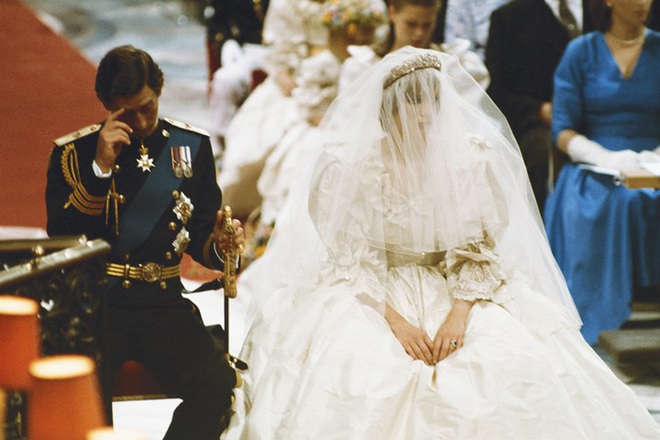Váy cưới Công nương Diana bất ngờ gây sốt trở lại: 3,5 tỷ VNĐ, tốn vải nhất lịch sử Hoàng gia và nhiều bật mí bất ngờ - Ảnh 9.