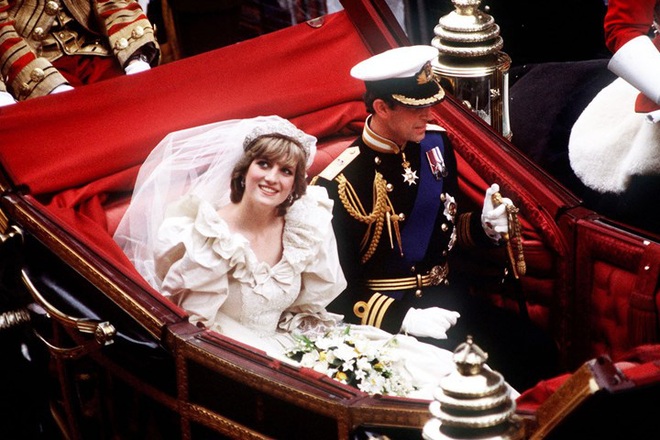 Váy cưới Công nương Diana bất ngờ gây sốt trở lại: 3,5 tỷ VNĐ, tốn vải nhất lịch sử Hoàng gia và nhiều bật mí bất ngờ - Ảnh 6.