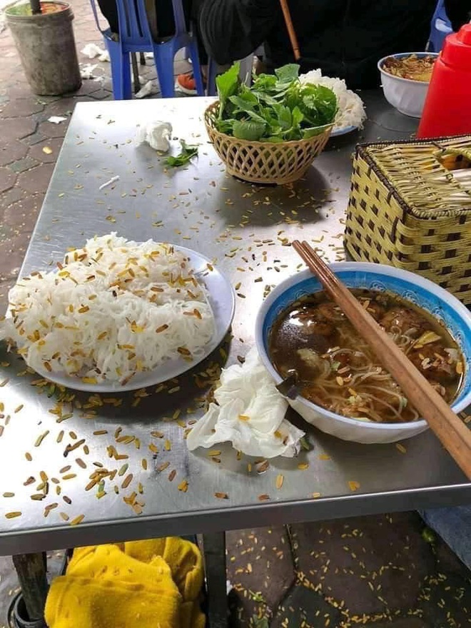 Nam sinh đen đủi nhất hàng bún chả: Tiết kiệm cả tuần mới dám đi ăn mà dính luôn vùng lá me bay - Ảnh 1.