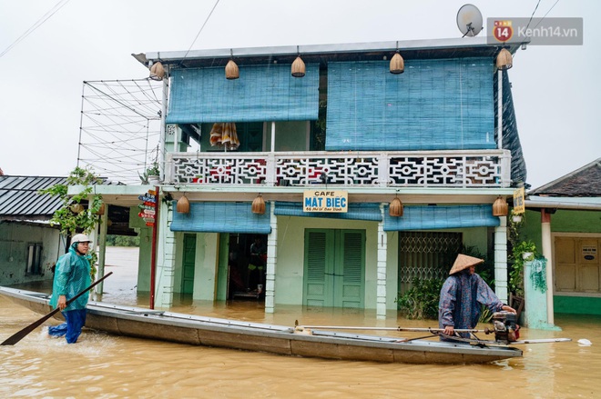 Mất điện, nước lũ gây ngập nặng, người dân Huế kiệt sức: “Chưa có năm nào khắc nghiệt như năm nay” - Ảnh 5.