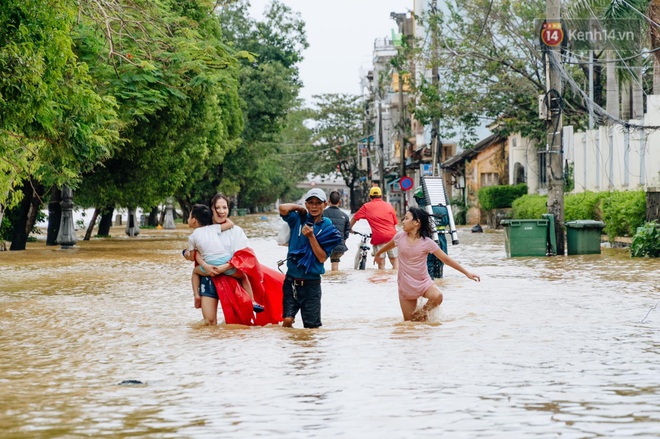 Mất điện, nước lũ gây ngập nặng, người dân Huế kiệt sức: “Chưa có năm nào khắc nghiệt như năm nay” - Ảnh 9.