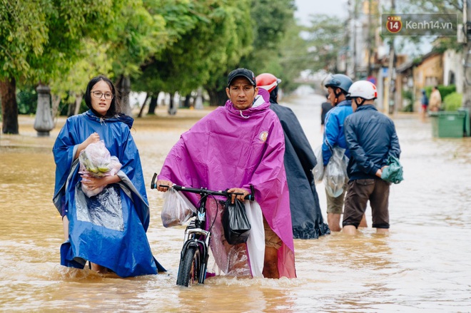 Mất điện, nước lũ gây ngập nặng, người dân Huế kiệt sức: “Chưa có năm nào khắc nghiệt như năm nay” - Ảnh 10.