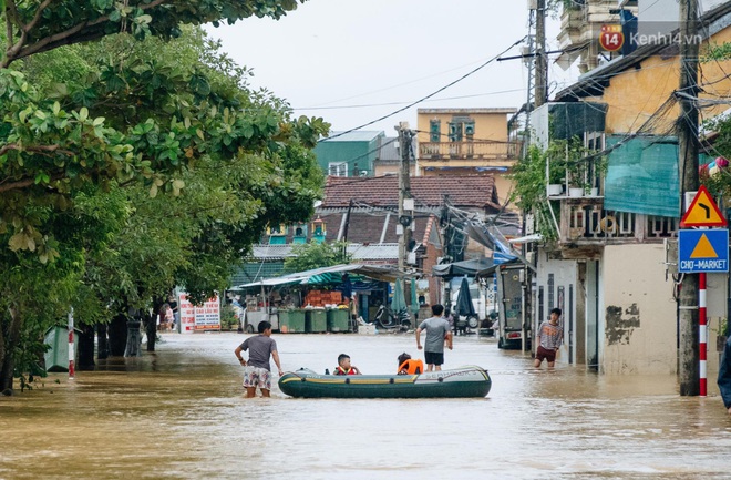 Mất điện, nước lũ gây ngập nặng, người dân Huế kiệt sức: “Chưa có năm nào khắc nghiệt như năm nay” - Ảnh 14.