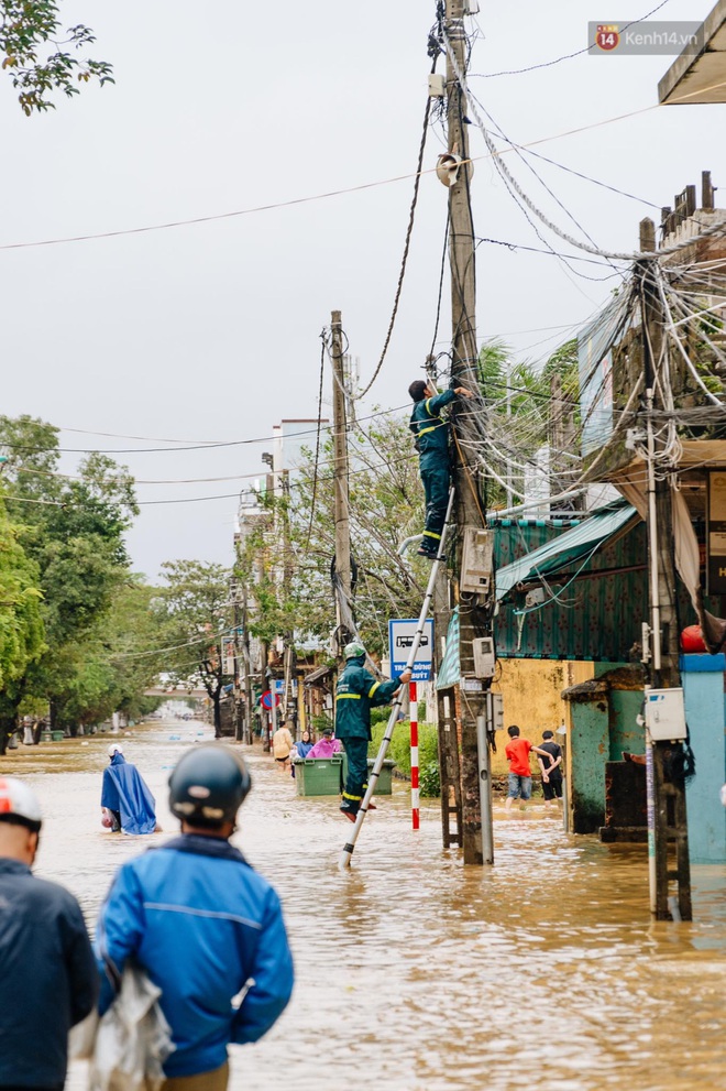 Mất điện, nước lũ gây ngập nặng, người dân Huế kiệt sức: “Chưa có năm nào khắc nghiệt như năm nay” - Ảnh 17.