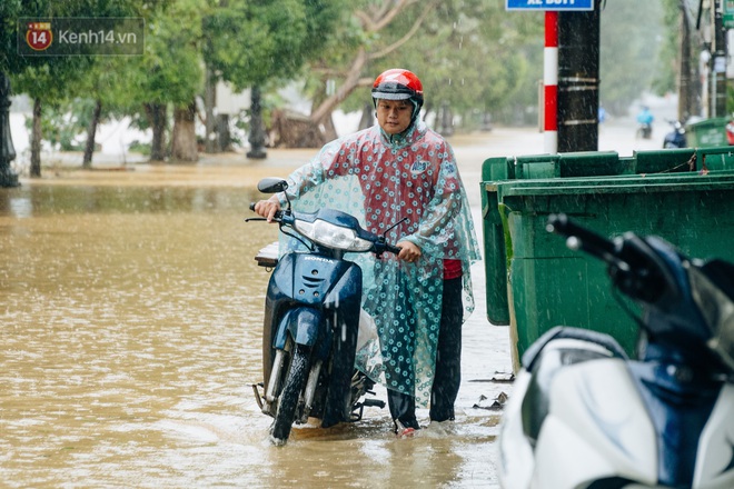 Huế lại tiếp tục ngập, người dân khổ sở không biết khi nào cuộc sống mới ổn định - Ảnh 7.