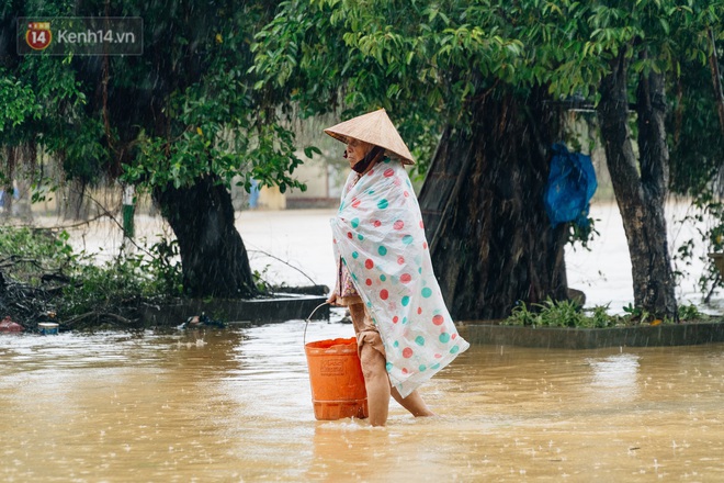 Huế lại tiếp tục ngập, người dân khổ sở không biết khi nào cuộc sống mới ổn định - Ảnh 6.