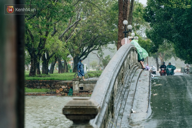 Huế lại tiếp tục ngập, người dân khổ sở không biết khi nào cuộc sống mới ổn định - Ảnh 9.