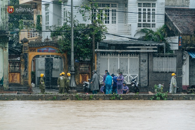 Huế lại tiếp tục ngập, người dân khổ sở không biết khi nào cuộc sống mới ổn định - Ảnh 10.