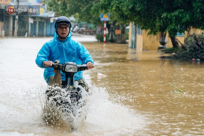 Huế lại tiếp tục ngập, người dân khổ sở không biết khi nào cuộc sống mới ổn định - Ảnh 3.