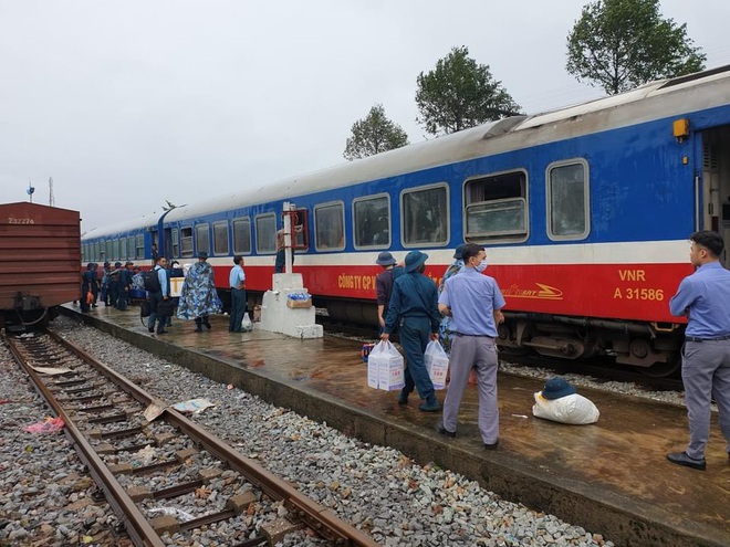 Chuyển tải hành khách đi tàu Thống Nhất từ ga Phò Trạch, Huế tới ga Đông Hà, Quảng Trị bằng ô tô và ngược lại - Ảnh 5.