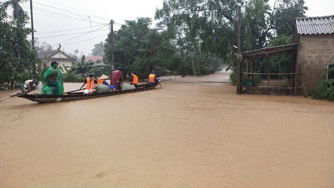 Quảng Trị: Mưa như trút nước, nhiều thủy điện ở miền núi vượt tràn từ 3 - 4m - Ảnh 2.