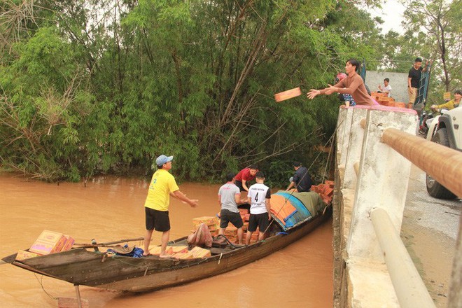 Lũ l&ecirc;n l&agrave;m sập nh&agrave; l&uacute;c rạng s&aacute;ng, khiến mẹ g&atilde;y tay v&agrave; con g&aacute;i 2 tuổi tử vong - Ảnh 2.