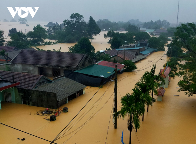 Số người chết do mưa lũ đã tăng lên 61 người, còn 4 người đang mất tích - Ảnh 1.