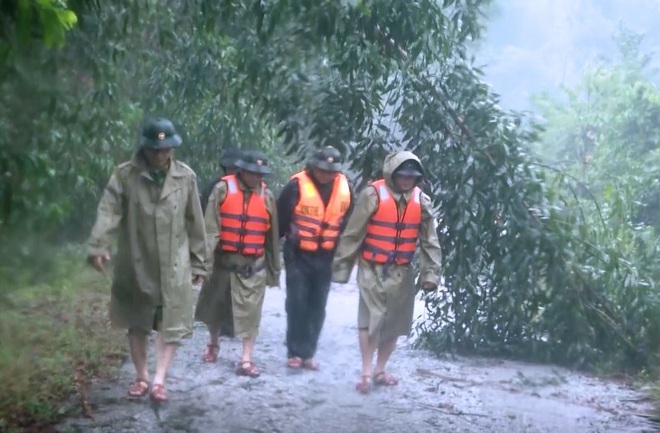 Xúc động những hình ảnh cuối cùng của 13 chiến sĩ hy sinh tại Tiểu khu 67: Cùng quây quần bên bếp lửa để hong khô áo, sưởi ấm và bàn bạc công việc - Ảnh 2.