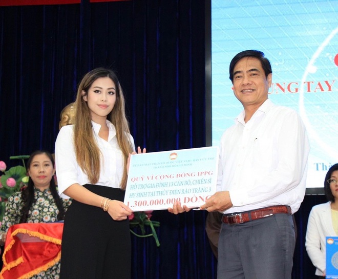Tiên Nguyễn đại diện nhà tỷ phú Johnathan Hạnh Nguyễn trao 2 tỷ hỗ trợ miền Trung, 1,3 tỷ cho gia đình 13 cán bộ gặp nạn ở Rào Trăng 3 - Ảnh 3. Tiên Nguyễn đại diện nhà tỷ phú Johnathan Hạnh Nguyễn trao 2 tỷ hỗ trợ miền Trung, 1,3 tỷ cho gia đình 13 cán bộ gặp nạn ở Rào Trăng 3 - Ảnh 3.