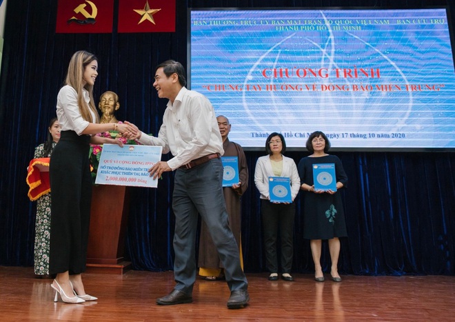 Tiên Nguyễn đại diện nhà tỷ phú Johnathan Hạnh Nguyễn trao 2 tỷ hỗ trợ miền Trung, 1,3 tỷ cho gia đình 13 cán bộ gặp nạn ở Rào Trăng 3 - Ảnh 2. Tiên Nguyễn đại diện nhà tỷ phú Johnathan Hạnh Nguyễn trao 2 tỷ hỗ trợ miền Trung, 1,3 tỷ cho gia đình 13 cán bộ gặp nạn ở Rào Trăng 3 - Ảnh 2.