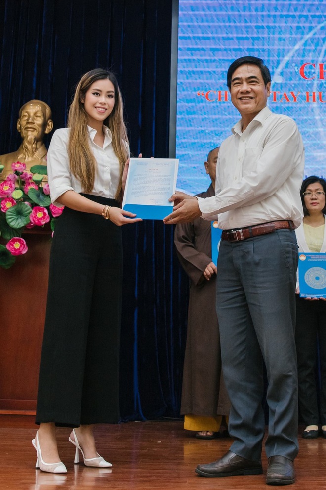 Tiên Nguyễn đại diện nhà tỷ phú Johnathan Hạnh Nguyễn trao 2 tỷ hỗ trợ miền Trung, 1,3 tỷ cho gia đình 13 cán bộ gặp nạn ở Rào Trăng 3 - Ảnh 4. Tiên Nguyễn đại diện nhà tỷ phú Johnathan Hạnh Nguyễn trao 2 tỷ hỗ trợ miền Trung, 1,3 tỷ cho gia đình 13 cán bộ gặp nạn ở Rào Trăng 3 - Ảnh 4.